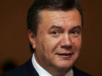 Янукович пока выигрывает.
