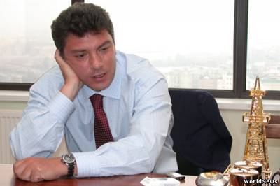 В Немцова на митинге кинули банан